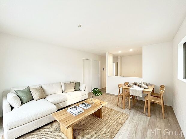 ご家族の賑やかな話し声で包まれる明るいリビング　　※家具はCGです