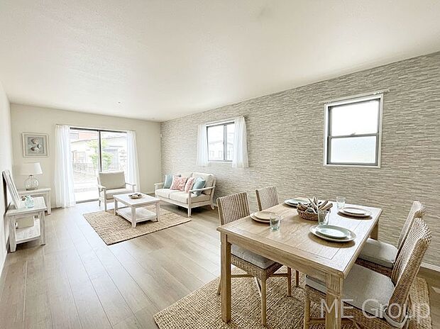 大きな窓からたっぷりの陽光と風を感じられるリビング　※家具はCGです  