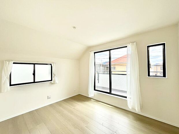 バルコニーが開放感をプラスしてくれる洋室