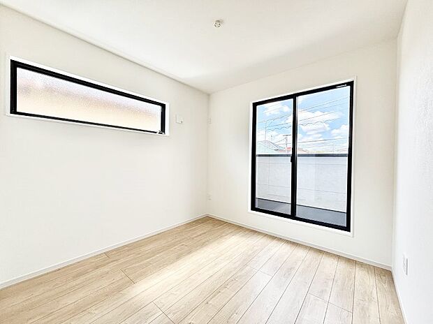 バルコニーが開放感をプラスしてくれる洋室