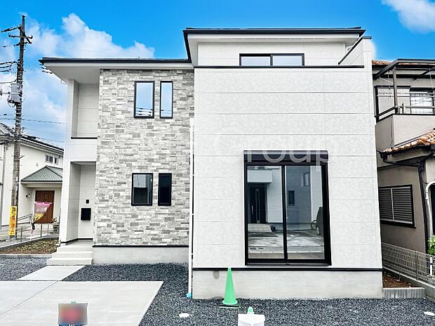 洗練された外観、上質な住空間が広がる室内は永く安心して過ごせる住居です。 　