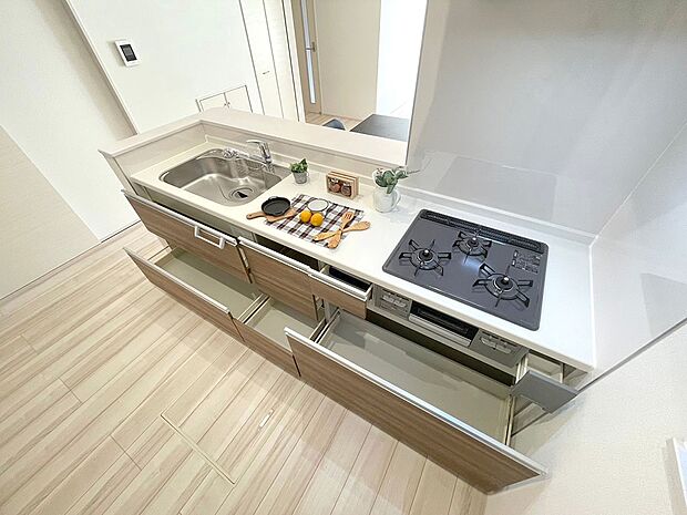 【キッチン】使いやすいスライド収納。調理用具などを入れるスペースもたっぷりあります！