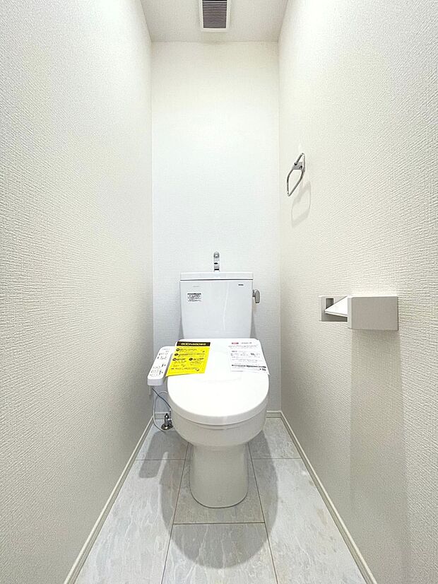 【トイレ】スッキリとしたデザインの1階のトイレ。設備も整っています。