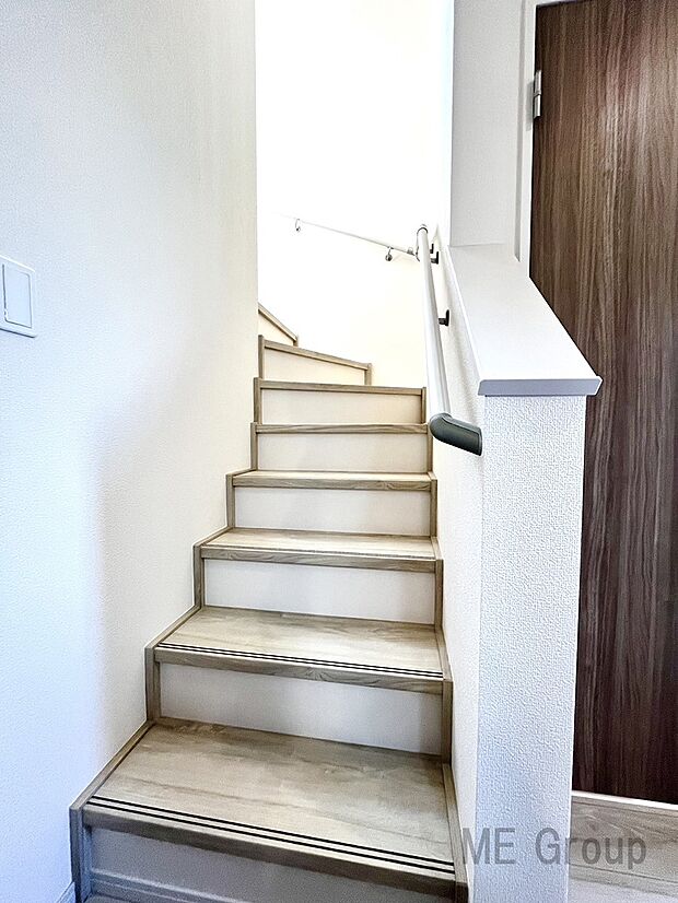 【階段】階段は手摺付きで安全な昇降をサポート。小さなお子様やご高齢の方も安心ですね。