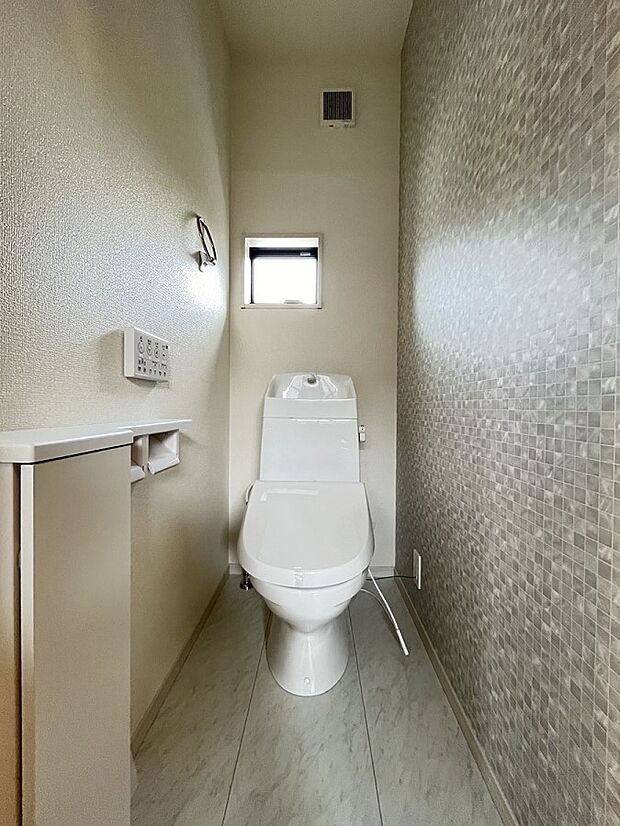 【トイレ】清潔感あるシャワートイレ。トイレットペーパーなどストックに便利な壁面収納付きです