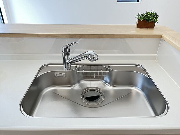【シンク】食器や野菜などの水洗いがスムーズにこなせるハンドシャワーのついた浄水器一体型水栓