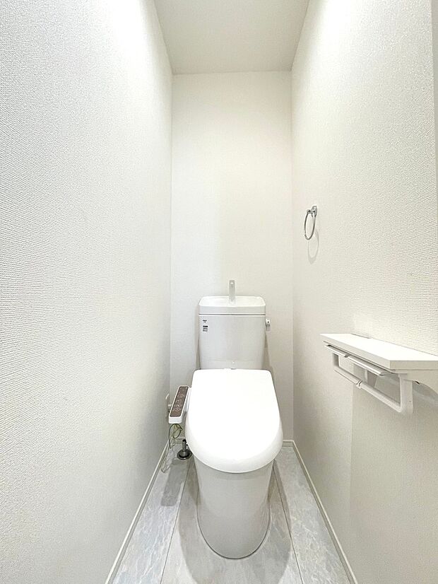 【トイレ】清潔感あるシャワー機能付きトイレ
