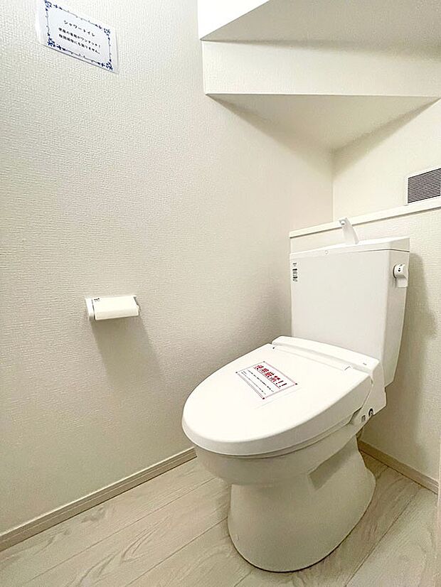 【トイレ】スタイリッシュなデザインのトイレ。設備も整っています。