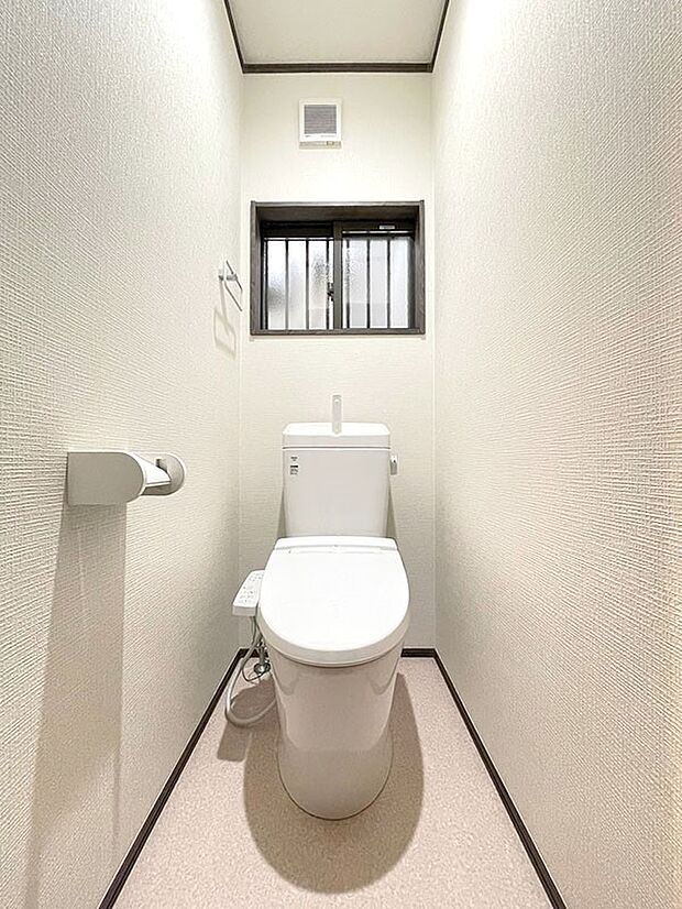 【トイレ】小窓から光が注ぎ込む明るいトイレです。換気もしやすいですね。