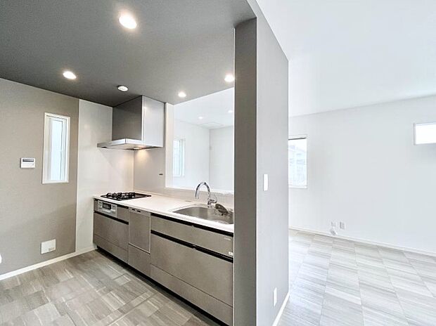 【ダイニングキッチン】料理をしながらご家族との会話を楽しめる対面カウンターキッチン