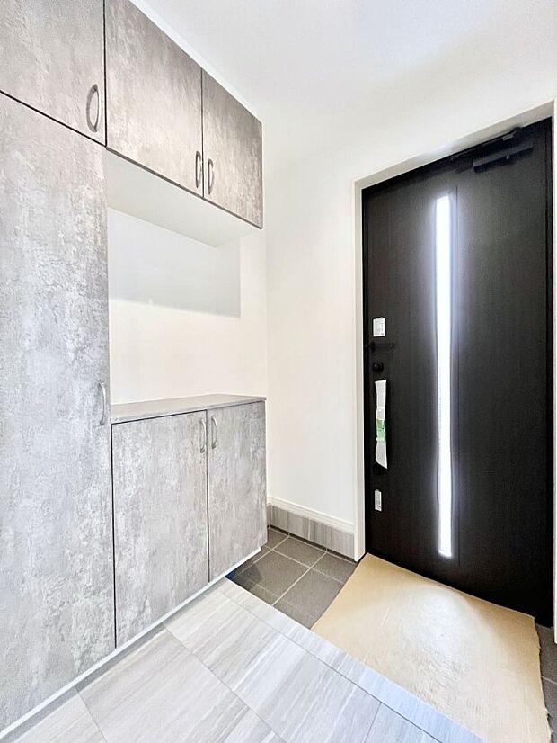 【玄関】飾り棚を利用して、お越しいただくお客様をおもてなしできます。