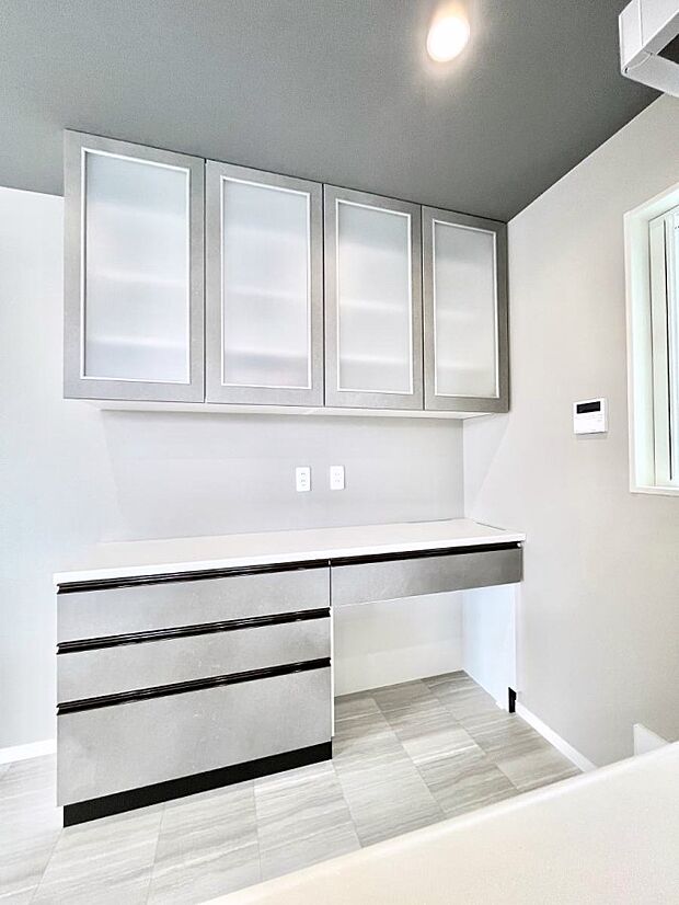 【キッチンカップボード】カップボードも標準装備　広々スペースでお料理しやすいキッチンです  