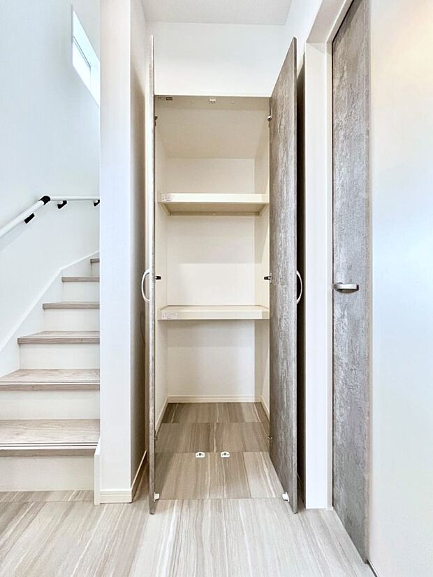 【玄関ホール収納】玄関ホール収納です。掃除道具やお出かけ用グッズの収納に便利です。