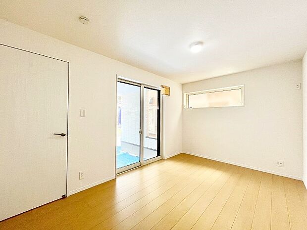 【寝室】使いやすい形でベットや家具の置き方にも困ることもありません。 