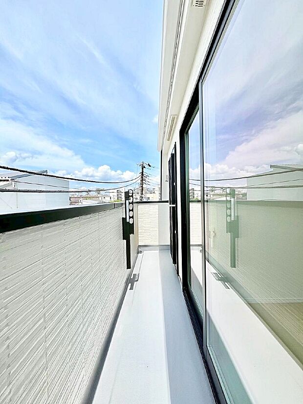 【バルコニー】広々バルコニーでお洗濯物が気持ちよく乾きます。