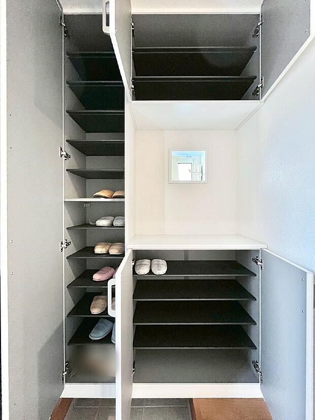 【シューズボックス】玄関をスッキリ・清潔に見せる豊富な収納スペースです。