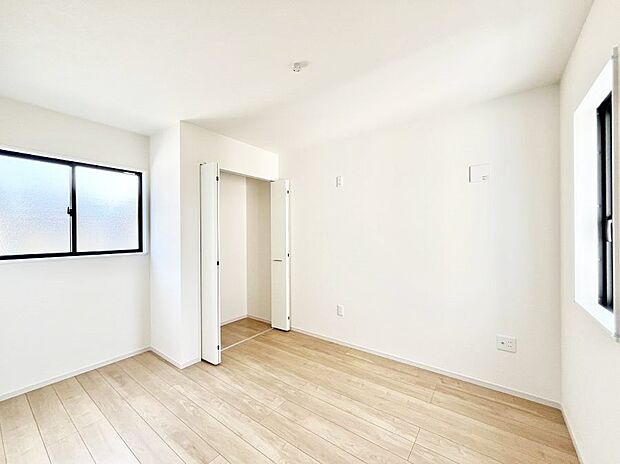 【寝室】収納が充実しているので居住スペースを広々使えます    