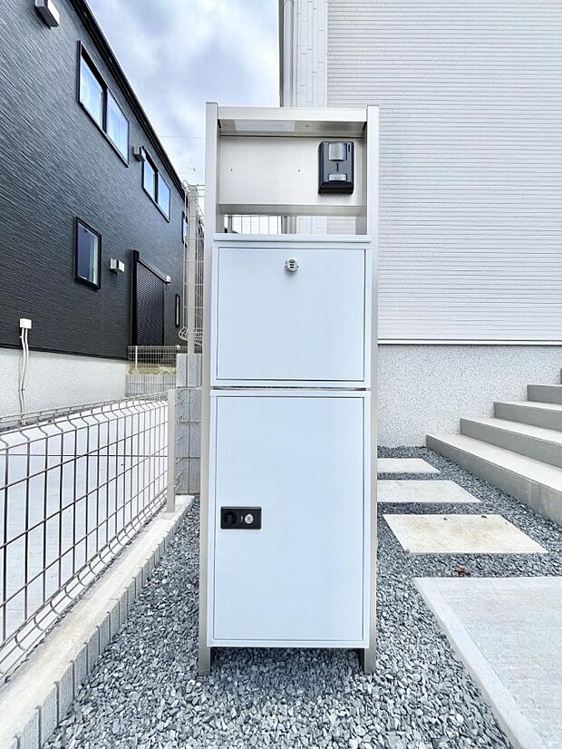 【その他現地】表札・インターホン・ポスト・宅配ＢＯＸをひとつに集約。エントランスになじむシンプルデザイン。