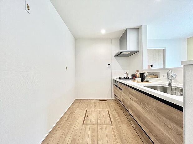 【ダイニングキッチン】料理をしながらご家族との会話を楽しめる対面カウンターキッチン