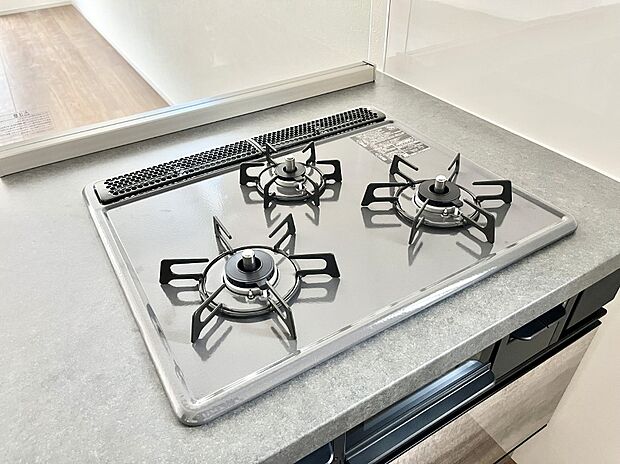 【Ｓｉセンサーコンロ】ガスコンロはＳｉセンサー搭載。火力調節や焦げ付き・消し忘れも防いでくれます。