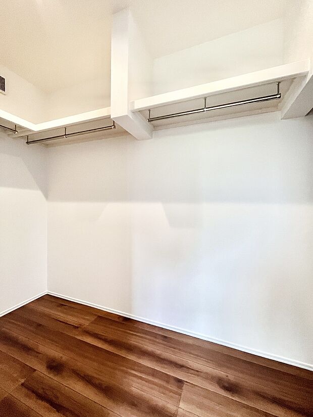 【ウォークインクローゼット】ウォークインクローゼットの活用で生活空間スッキリ    