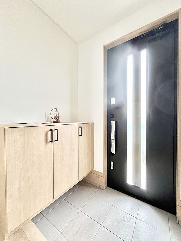 【玄関】明るい玄関はお客様をお出迎えするのにぴったりです!