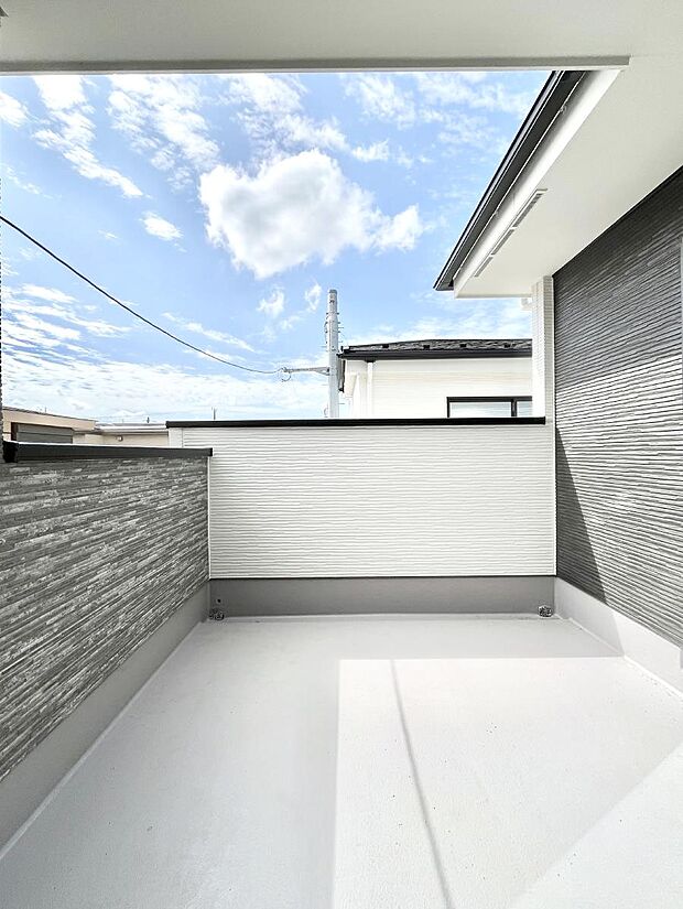 【バルコニー】南向きのバルコニー!ご家族の洗濯物はもちろん、お布団もたっぷり干せます!