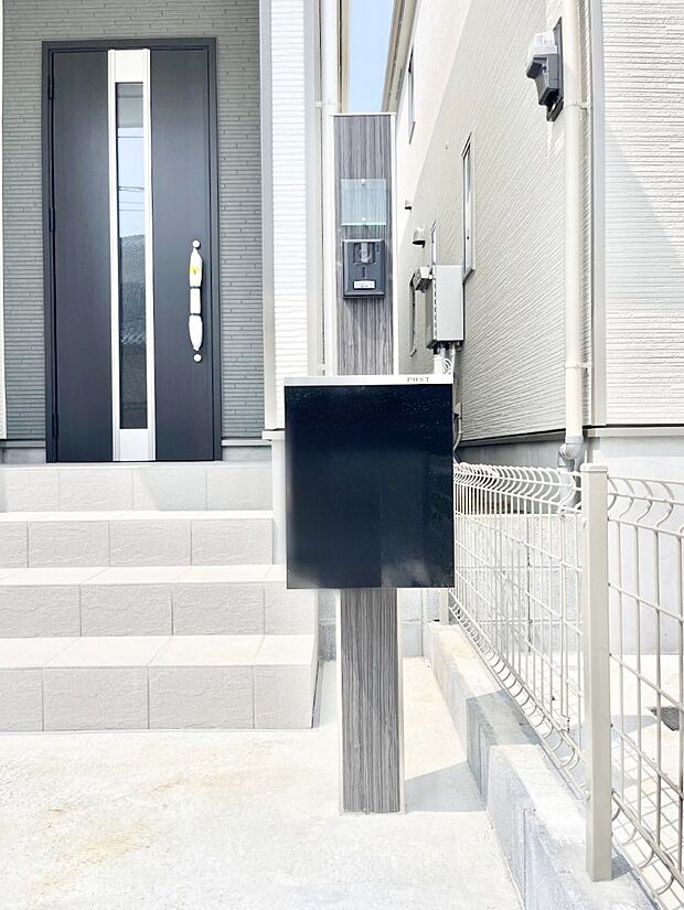 【その他現地】表札・インターホン・ポストをひとつに集約。エントランスになじむシンプルデザイン。
