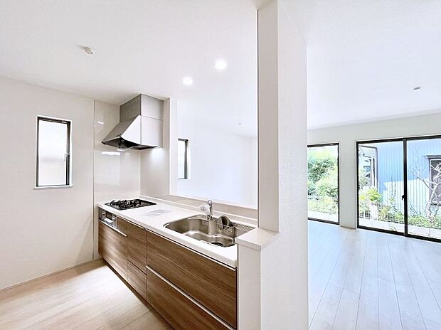 【ダイニングキッチン】料理をしながらご家族との会話を楽しめる対面カウンターキッチン