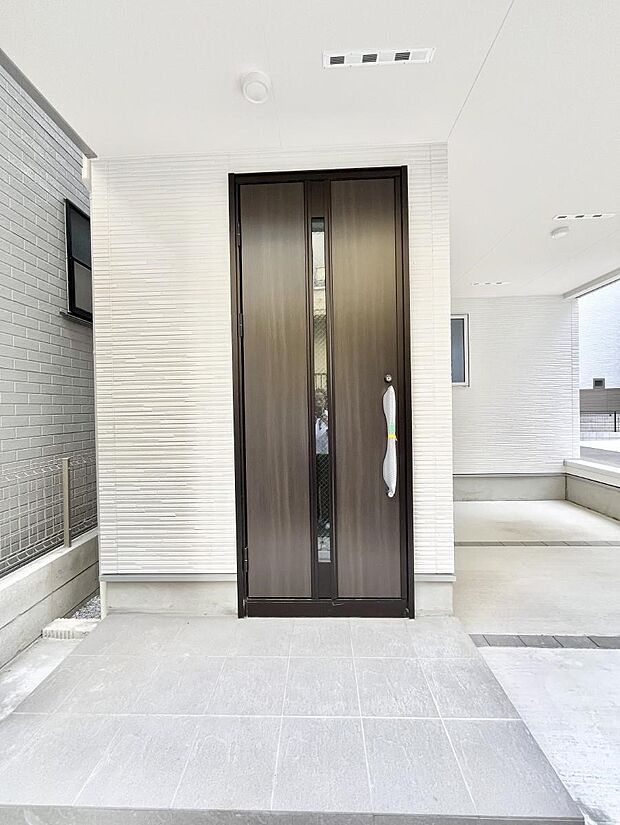 【玄関】住まいの顔を演出する、玄関ドア。