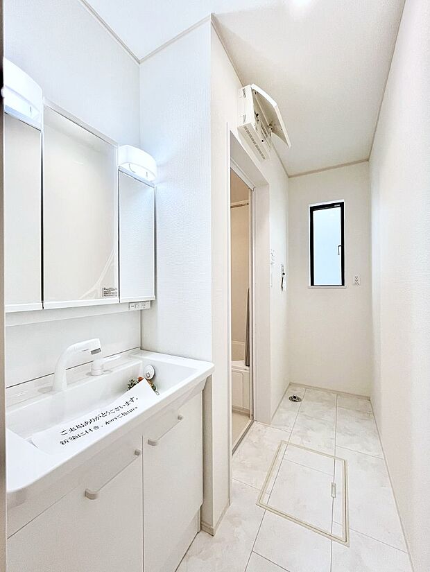 【脱衣場】清潔感のある快適空間です。毎日の身支度も気持ち良くお使い頂けます。