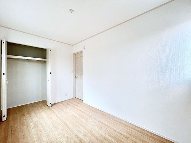 【寝室】収納が充実しているので居住スペースを広々使えます