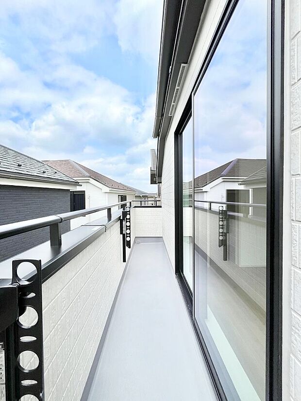 【バルコニー】暖かな陽光が降り注ぐバルコニーはお洗濯におすすめ。爽やかな風も心地よいです。