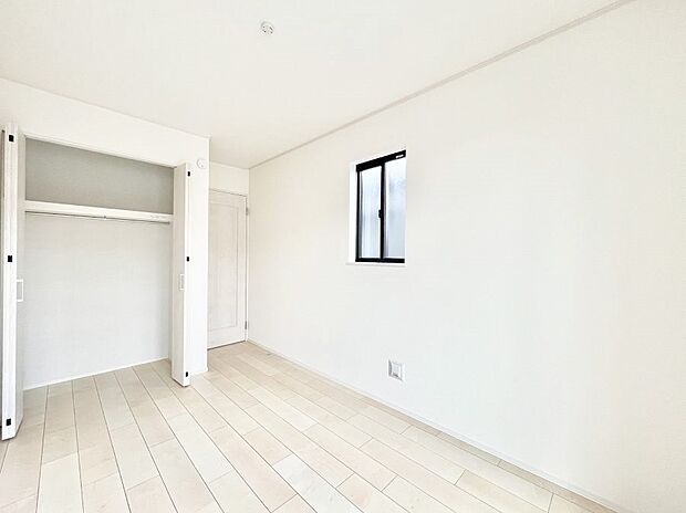 【寝室】使いやすい形でベットや家具の置き方にも困ることもありません。   