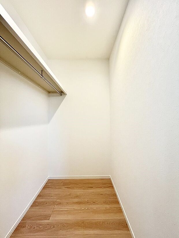 【ウォークインクローゼット】ウォークインクローゼットがあると、スーツケースや季節小物などをまとめて1か所に収納できるので、物の管理がしやすくなります。