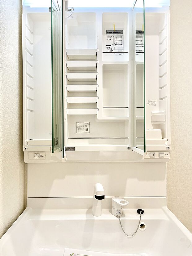 【三面鏡裏収納】三面鏡の裏に、化粧品や衛生用品などを収納可能。洗面台をすっきりと保ちます!