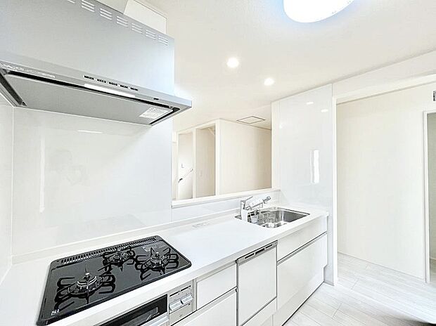 【ダイニングキッチン】料理をしながらでもご家族との会話を楽しめる対面キッチン