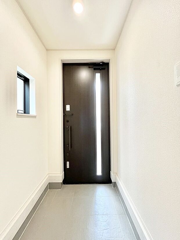 【玄関】ガラススリットの入った玄関ドアが室内に光を届けてくれます