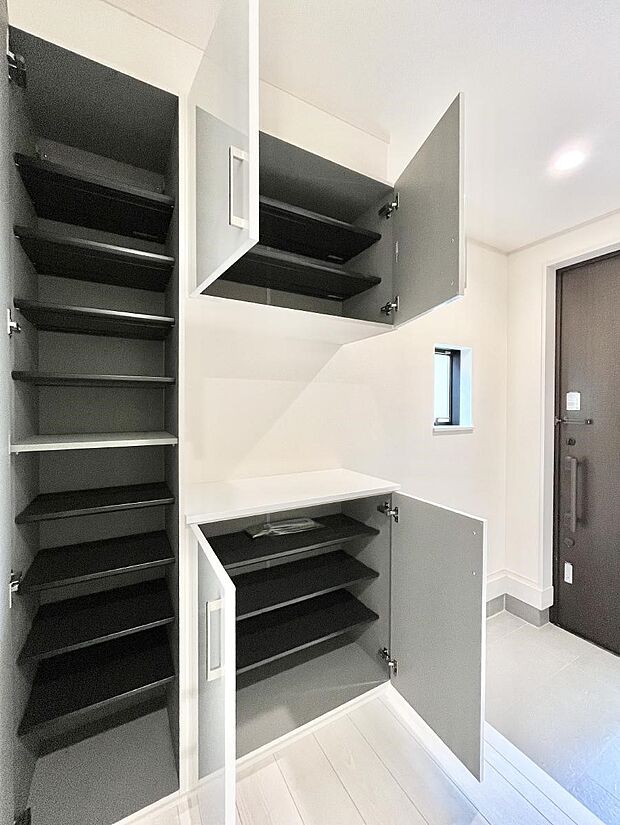 【シューズボックス】玄関をスッキリ・清潔に見せる豊富な収納スペースです。