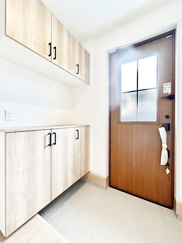 【玄関】ご家族やお客様を気持ちよくお出迎え!明るい陽光が入り込む玄関。