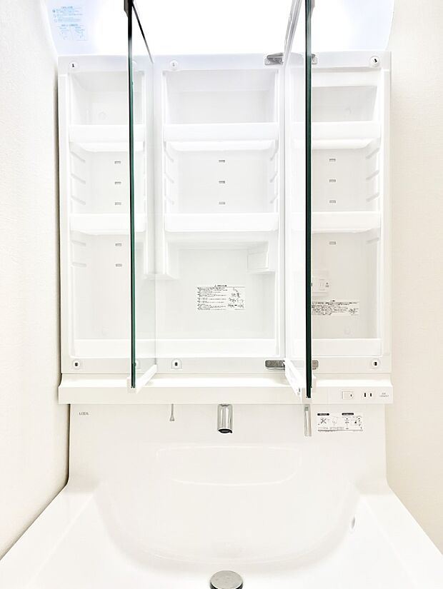 【三面鏡裏収納】三面鏡の裏に、化粧品や衛生用品などを収納可能。洗面台をすっきりと保ちます!