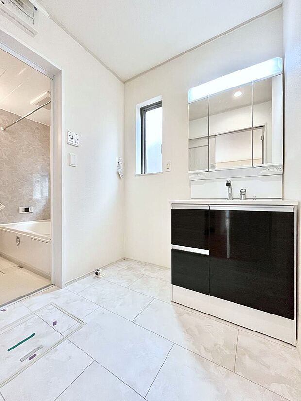 【脱衣場】小窓がついているので湿気の多い場所でも換気が十分行えます。毎日の身支度を気持ち良く!