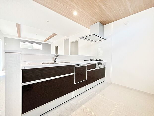 【ダイニングキッチン】リビングで遊ぶお子様を見守りながらお料理ができる対面キッチン。  