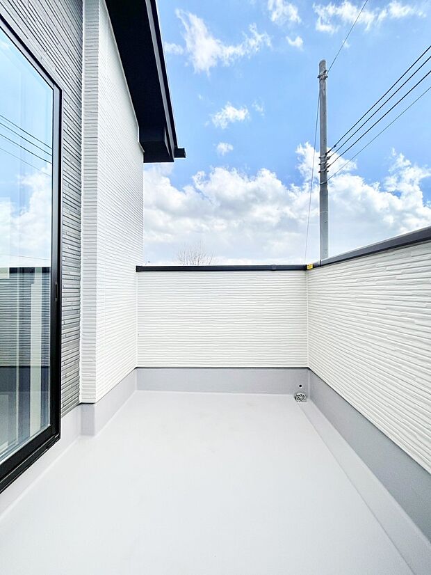 【バルコニー】広々バルコニーでお洗濯物が気持ちよく乾きます。