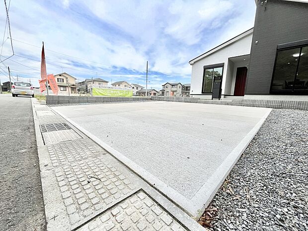 【駐車場】駐車2台可能!急なお客様の駐車に。また、ご家族の自転車スペースとしても大活躍。