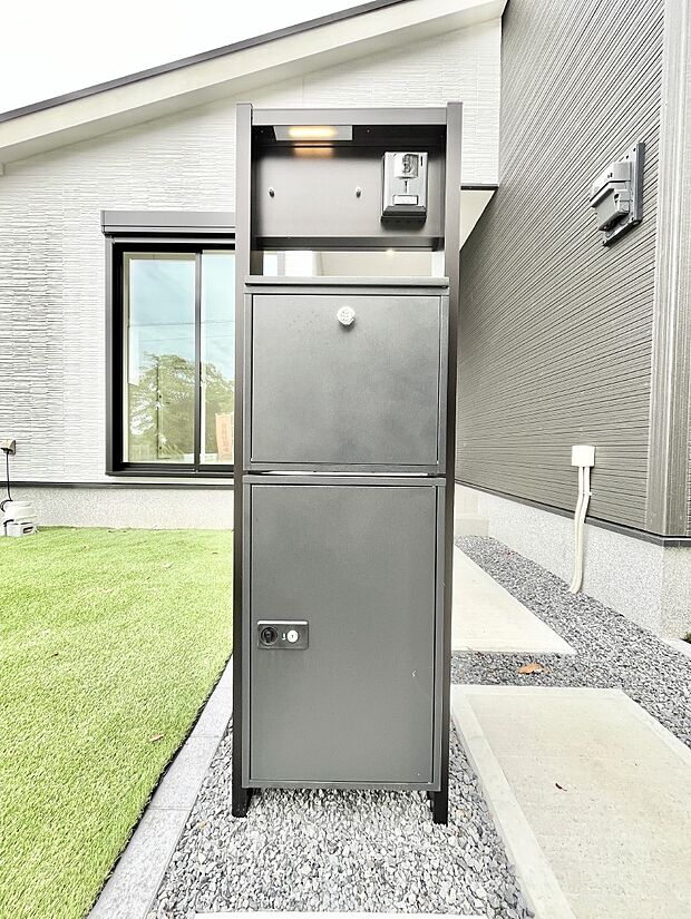 【その他現地】表札・インターホン・ポスト・宅配BOXをひとつに集約。エントランスになじむシンプルデザイン。