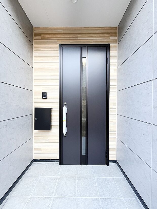 【玄関】大切な家族、来客を出迎える玄関。