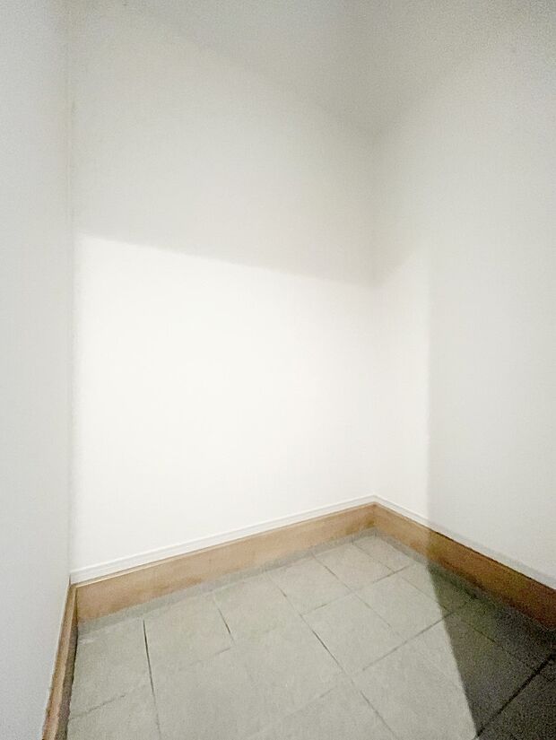 【収納】土間収納があるので、散らかりがちな玄関もスッキリ片付きます。