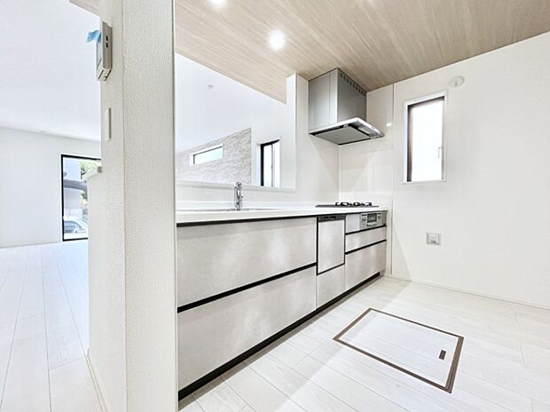 【ダイニングキッチン】料理をしながらご家族との会話を楽しめる対面カウンターキッチン