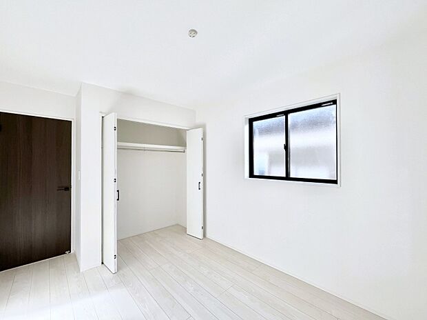 【寝室】収納が充実しているので居住スペースを広々使えます